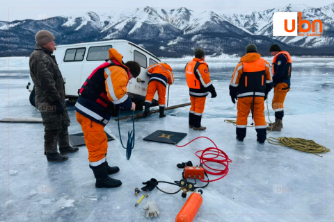 Хөвсгөл нуурт цөмөрсөн автомашиныг татан гаргалаа