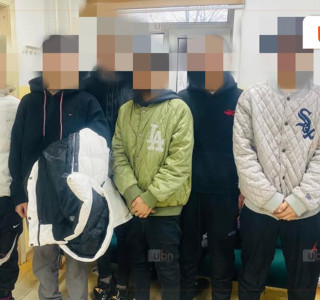 16-20 насны залуучууд зам дагуу алхаж байсан эмэгтэйг хүчээр машиндаа суулган бэлгийн хүчирхийлэл үйлдэхийг завдан дээрэмджээ