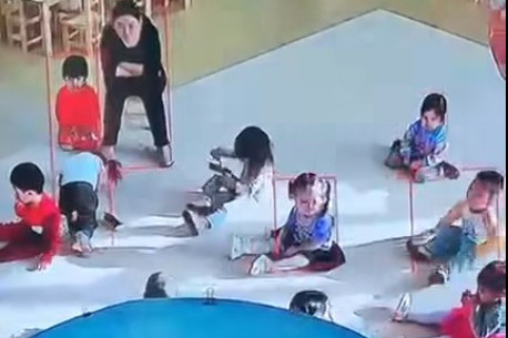 БИЧЛЭГ: Цэцэрлэгийн хоёр багш 2 настай хүүхдүүдийг зодсон нь ТОГТООГДЖЭЭ