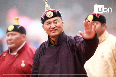 Сар шинийн баярт зориулсан барилдаанд Дархан аварга А.Сүхбат ЗОДОГЛОНО