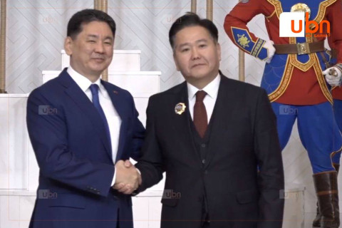 ШУУД: Ерөнхийлөгч У.Хүрэлсүх төрийн дээд цол, одон, медаль гардуулж байна