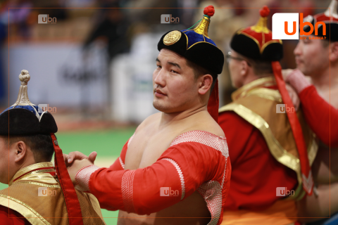 ХОЁРЫН ДАВАА: Улсын арслан Б.Орхонбаяр өвдөг шороодлоо