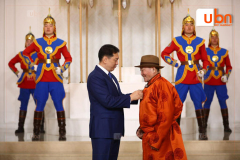 ШУУД: Ерөнхийлөгч У.Хүрэлсүх төрийн дээд цол, одон, медаль хүртээж байна