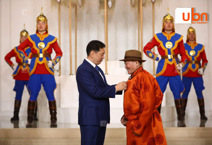 ШУУД: Ерөнхийлөгч У.Хүрэлсүх төрийн дээд цол, одон, медаль хүртээж байна