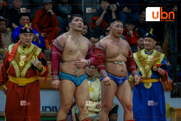 Сар шинийн барилдаанд Улсын заан М.Лхагвагэрэл түрүүлж, Улсын аварга О.Хангай үзүүрлэлээ