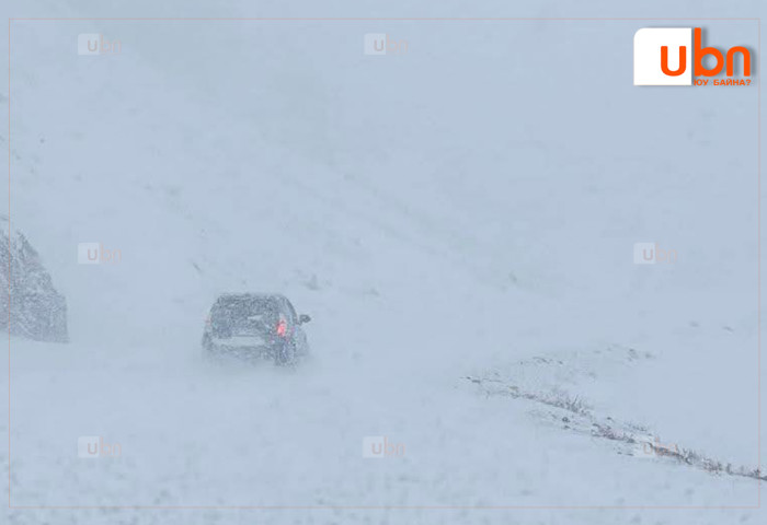 Сүхбаатар аймгийн нийт нутгаар цасан шуурга үргэлжилж, Мөнххаан суманд зам хаагдлаа