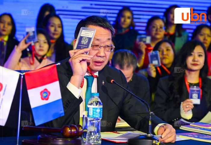 МАН-ын Бага хурлыг УИХ-ын гишүүн Л.Энх-Амгалан даргалж, нийт 7 асуудал хэлэлцэж байна