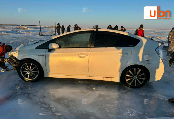 Буйр нуурт живсэн машиныг татан гаргажээ