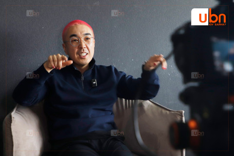 У.Цогтбаяр: Ажлын шаардлагаар үсээ ягаанаар, хумсаа улаанаар будсан. Гоё байна гэх хүн байхад гомо гэж хүлээж авах хүмүүс ч байна. Гомо байтлаасаа 3 хүүхдийн аав болчихсон байх уу