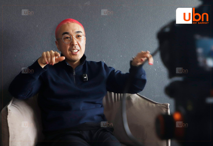 У.Цогтбаяр: Хүүхдүүдээ боловсролтой болгохын тулд куртик зарж байгаа учраас надад ичих шаардлага байхгүй