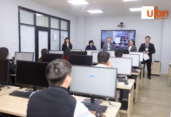 Төрийн албаны шалгалтын үеэр гар утаснаасаа “хуулсан“ 4 иргэнийг танхимаас гаргажээ