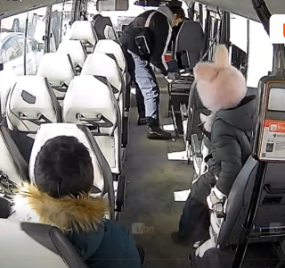 Зогсоолгүй газар буулгаагүйн төлөө автобусны эд зүйлсийг эвдэж, цонхоор нь буужээ