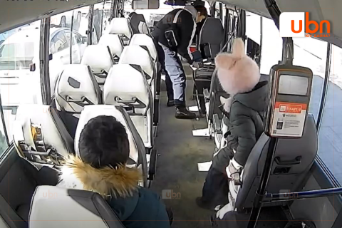 Зогсоолгүй газар буулгаагүйн төлөө автобусны эд зүйлсийг эвдэж, цонхоор нь буужээ