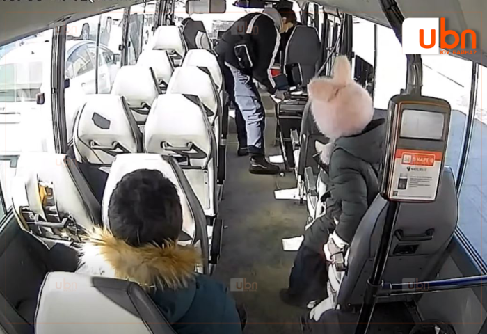 Зогсоолгүй газар буулгаагүйн төлөө автобусны эд зүйлсийг эвдэж, цонхоор нь буужээ