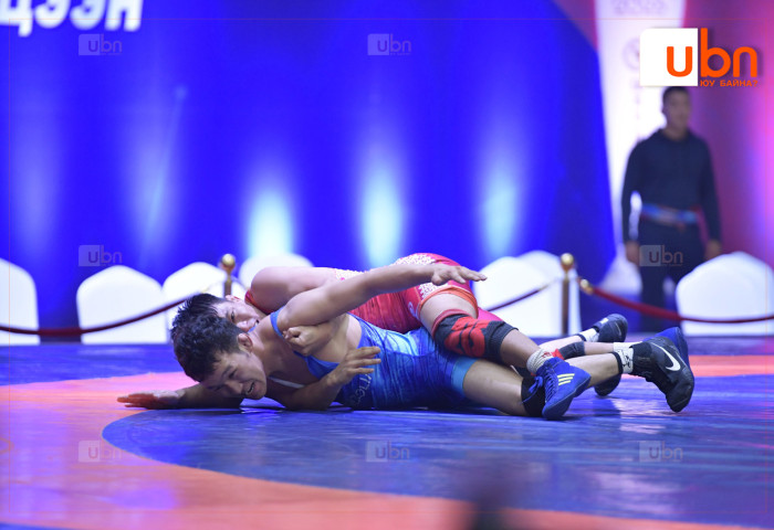 Чөлөөтийн Олимпын жингийн бөхчүүд дотооддоо өрсөлдөж байна