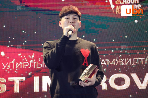 ФОТО: “Улирлын Шилдэг Амжилт нь Ахисан Тоглогч”-ийн шагналын эзнээр Б.Барсболд тодорлоо