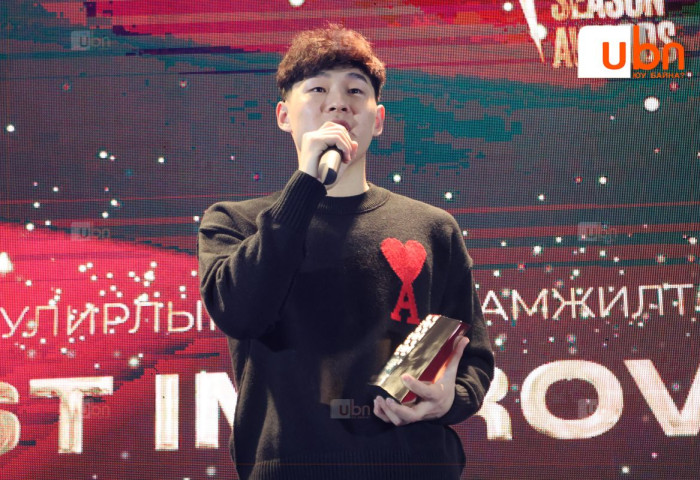 ФОТО: “Улирлын Шилдэг Амжилт нь Ахисан Тоглогч”-ийн шагналын эзнээр Б.Барсболд тодорлоо