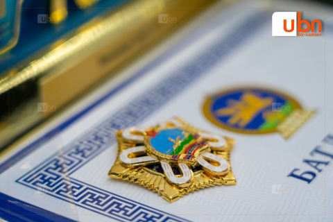 СЭРЭМЖЛҮҮЛЭГ: “Төрийн дээд цол, одон, медаль олгоно“ гэж 35 сая төгрөг залилсан этгээдэд 4.8 жилийн хорих ял оноожээ