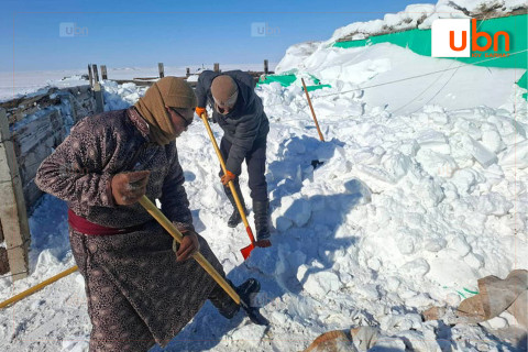 Цэргүүд Гурванзагал сумын малчдад тусалж байна