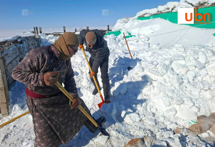 Цэргүүд Гурванзагал сумын малчдад тусалж байна