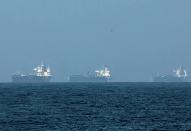 Ормузын хоолой хаагдсаны улмаас 20 мянган далайчин гарах гарцгүй болжээ