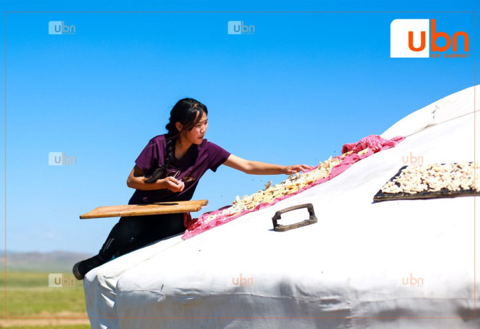 Монгол эмэгтэйчүүдийн дундаж наслалт 77.1 бол гэрлэлтийн дундаж нас 26.7 байна