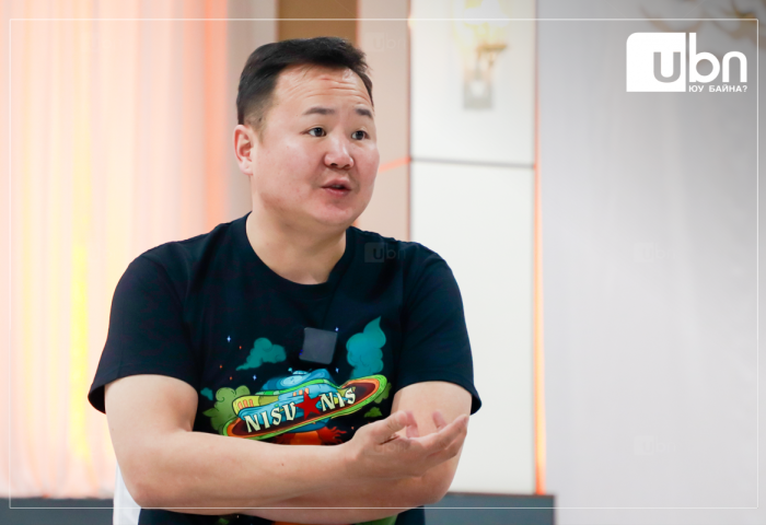 Жүжигчин С.Батзориг: Нийгэм хэцүү байна гээд улстөрчид рүү орилоод суух биш, харин бид өөрсдөө нийгэмд яаж лаа асааж чадах вэ гэдэг нь чухал