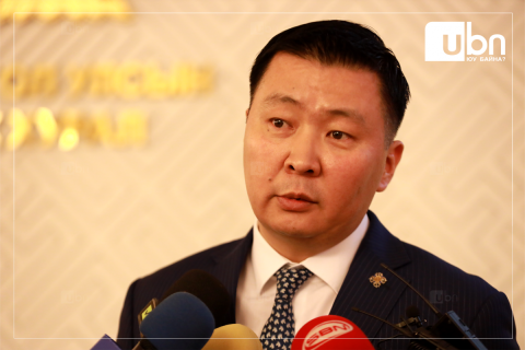 Э.Бат-Амгалан: Би анкет барьж дарга нарын өрөөгөөр яваагүй. Баримтаа гаргаад ирвэл би Х.Нямбаатарт бууж өгье