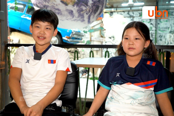 ЭЕРЭГ: Хамтдаа олимпын аварга болох зорилго тавьж, ОУ-ын тэмцээнээс 15 медаль хүртсэн АХ, ДҮҮ усанд сэлэгчид