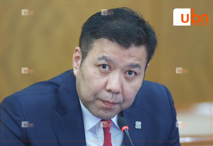 Б.Энхбаяр: Үндсэн хууль амьтай, сүнстэй учраас өөрт нь халдсан энэ дарангуйлагчийг шилгээсэн. Суурь мэдлэггүй ярьж суух Л.Оюун-Эрдэнэ