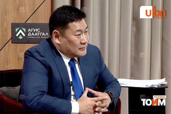 Л.Оюун-Эрдэнэ: Ерөнхийлөгчийн хөлийг үнсэх юу ч биш шүү. Ер нь таллаж хэвтээд, мөлхөж орж ирнэ шүү дээ