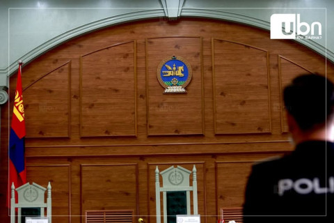 Үе тэнгийнхнээ зодож, бичлэг хийсэн гэх Д.Саямааг бусдыг заналхийлэх, хувь хүний нууцыг задруулсан хэргээр яллагдагчаар татжээ