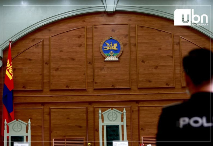 Үе тэнгийнхнээ зодож, бичлэг хийсэн гэх Д.Саямааг бусдыг заналхийлэх, хувь хүний нууцыг задруулсан хэргээр яллагдагчаар татжээ