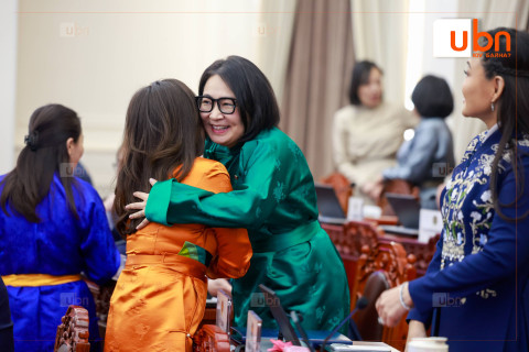 ФОТО: Хаврын чуулганы нээлтэд гишүүдийн ихэнх нь Үндэсний дээлээрээ гоёжээ