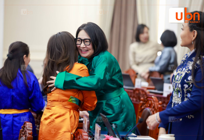 ФОТО: Хаврын чуулганы нээлтэд гишүүдийн ихэнх нь Үндэсний дээлээрээ гоёжээ