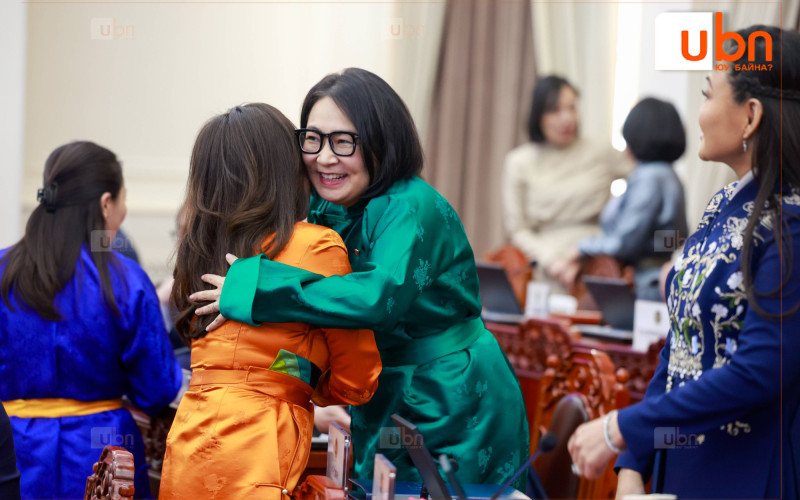 ФОТО: Хаврын чуулганы нээлтэд гишүүдийн ихэнх нь Үндэсний дээлээрээ гоёжээ