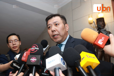 Б.ЭНХБАЯР: Нийслэл баялгийн хараал тусчхаж. Жилд хэдэн ч удаа төсвөө тодотгоод байгаа юм