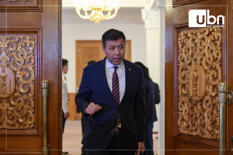 Б.ЭНХБАЯР: Нийслэл баялгийн хараал тусчхаж. Жилд хэдэн ч удаа төсвөө тодотгоод байгаа юм