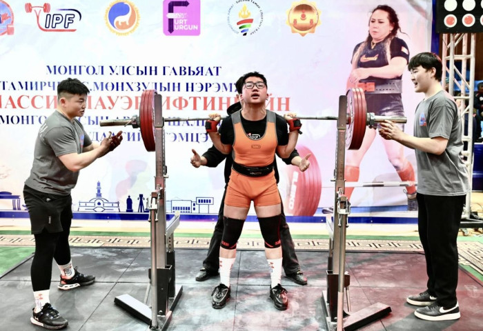 О.Мөнгөнбаатар өсвөрийн ангиллын улсын рекордыг шинэчлэн тогтоолоо