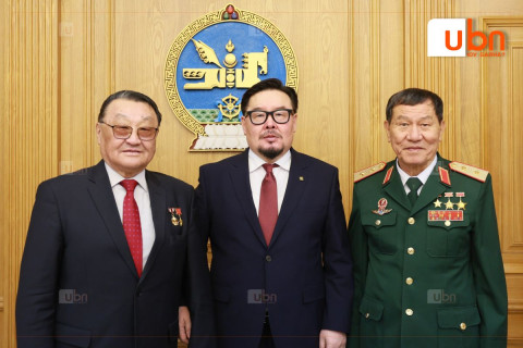 Азийн анхны сансрын нисэгч Фам Туан, БНМАУ болон ЗХУ-ын баатар Ж.Гүррагчаа нарыг хүлээн авч уулзлаа