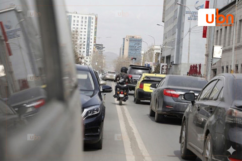 Жолоодох эрхийн үнэмлэхгүй этгээд мотоцикл жолоодож, явган зорчигчийг мөргөж гэмтээжээ