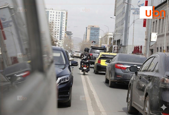 Жолоодох эрхийн үнэмлэхгүй этгээд мотоцикл жолоодож, явган зорчигчийг мөргөж гэмтээжээ