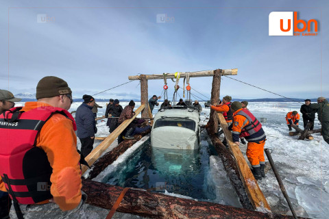 Хөвсгөл нуурт живсэн машиныг татан гаргажээ