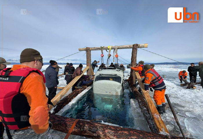 Хөвсгөл нуурт живсэн машиныг татан гаргажээ