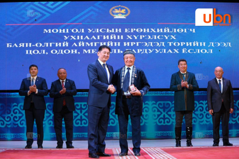 Ерөнхийлөгч У.Хүрэлсүх Наурызын баярыг тохиолдуулан төрийн дээд цол хүртээлээ