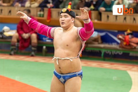 “Моби-30” хамгийн их санал авсан дөрвөн бөхийн халз барилдаанд улсын арслан Э.Батмагнай түрүүлж, 20 төгрөг гардлаа