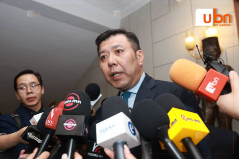 ШУУД: Ерөнхий сайд асан Л.Оюун-Эрдэнийн мэдээлэлд ХЗДХ-ийн сайд Б.Энхбаяр хариу тайлбар өгч байна