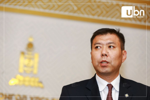 ШУУД: ХЗДХ-ийн сайд Б.Энхбаяр, ХЗДХ-ийн дэд сайд Д.Мөнх-Эрдэнэ нар тайлбар хийж байна