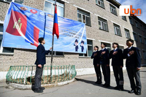 Нийслэлийн ЕБС-иудад төрийн далбаа мандуулах ёслолыг энэ сарын 27-нд нэгдсэн журмаар эхлүүлнэ