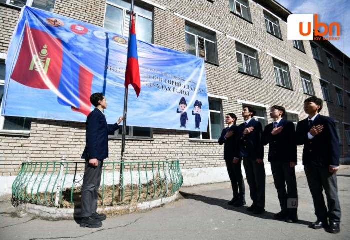 Нийслэлийн ЕБС-иудад төрийн далбаа мандуулах ёслолыг энэ сарын 27-нд нэгдсэн журмаар эхлүүлнэ